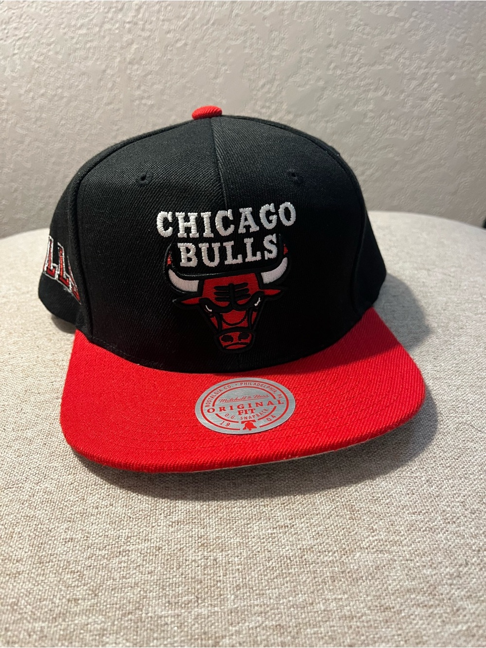 Mitchell & Ness Men’s Chicago Bulls Black & Red Snapback Hat